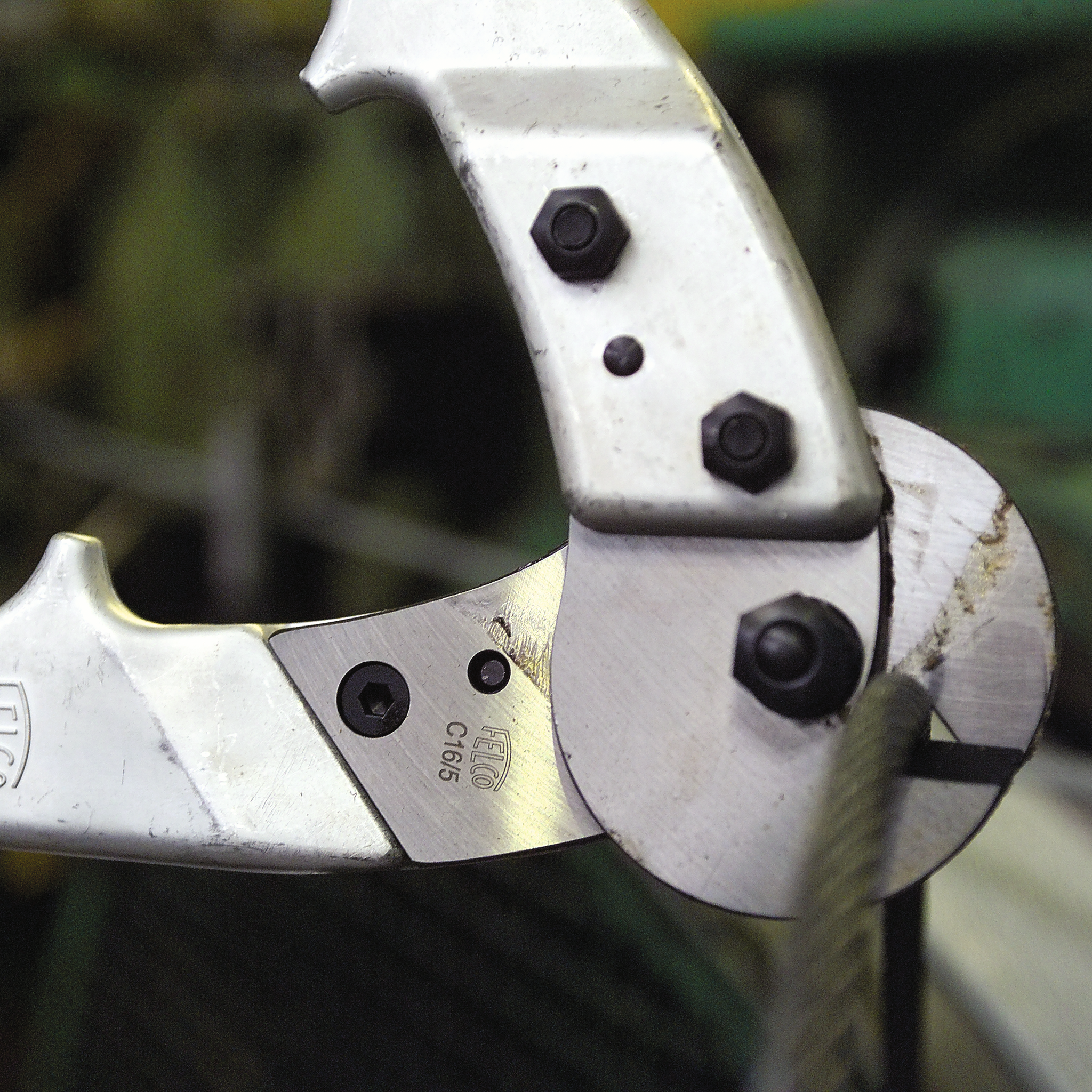 felco-c16-coupe-c-bles-et-fils-deux-mains-coupe-triangulaire image 3