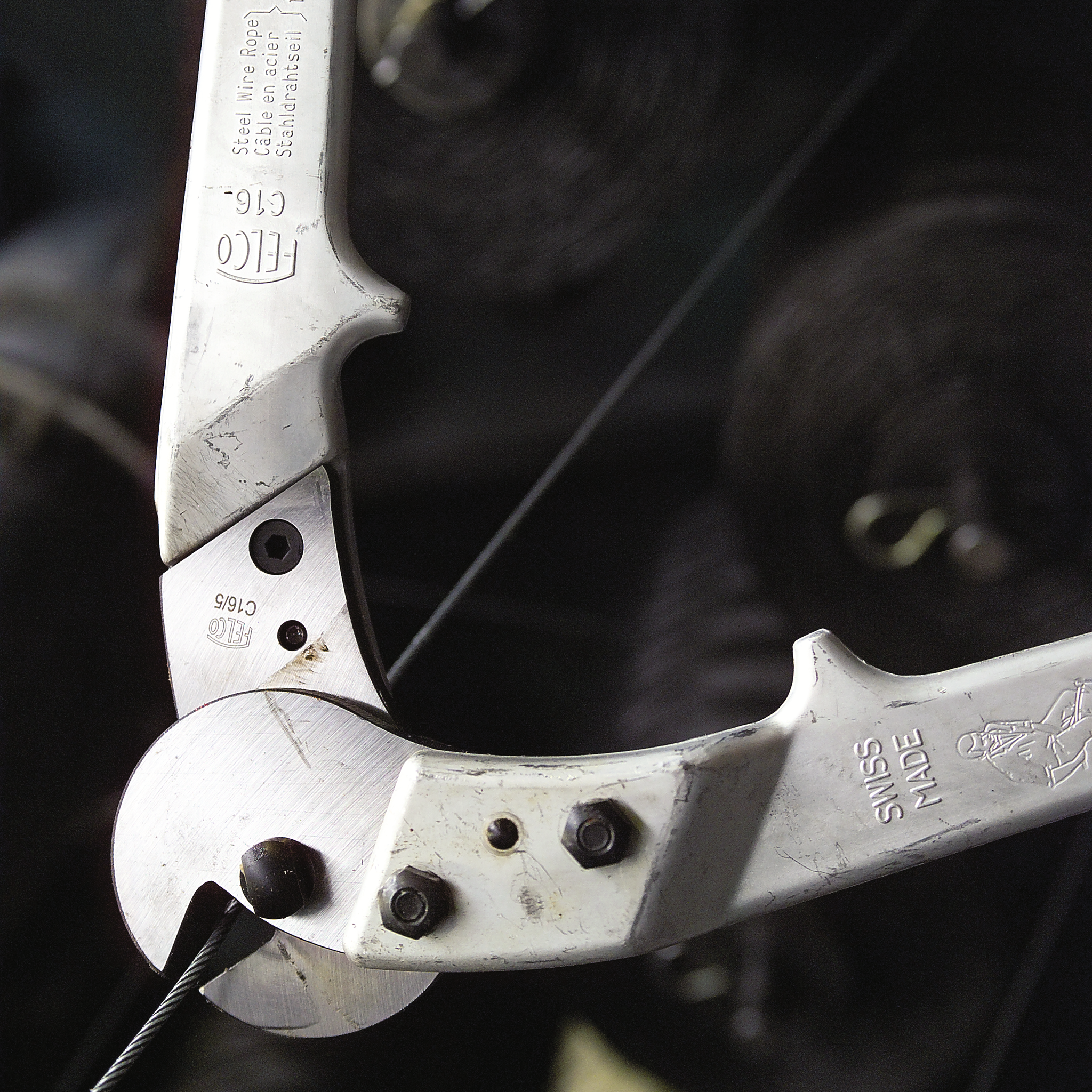 felco-c16-coupe-c-bles-et-fils-deux-mains-coupe-triangulaire image 2